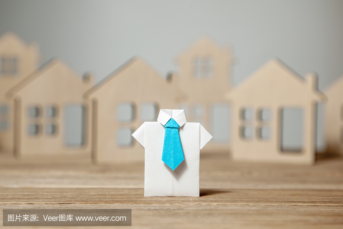 选择好回家。穿衬衫打领带的房地产经纪人帮助买房或租房